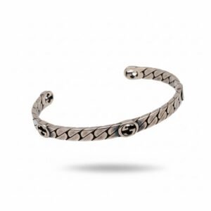 سوار غوتشي معدني فضي مفتوح بشعار Interlocking G – Gucci Silver Interlocking G Cuff Bracelet