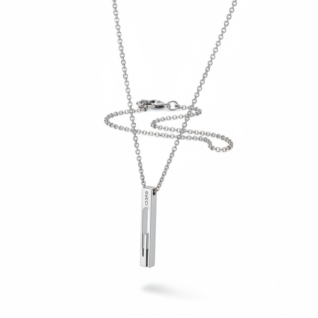سلسال غوتشي فضي بقلادة عمودية محفورة بشعار الماركة – Gucci Silver Bar Pendant Necklace