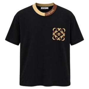 تيشيرت لويفي رجالي أسود بشعار أناغرام المطرز وياقة بيج وبني – LOEWE Anagram T-Shirt