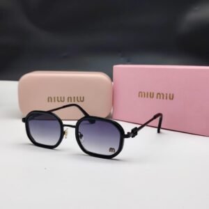 نظارات شمسية ميو ميو سوداء بإطار هندسي مستطيل وعدسات بنفسجي/رمادي متدرج Miu Miu Black Rectangular Purple Gradient Sunglasses