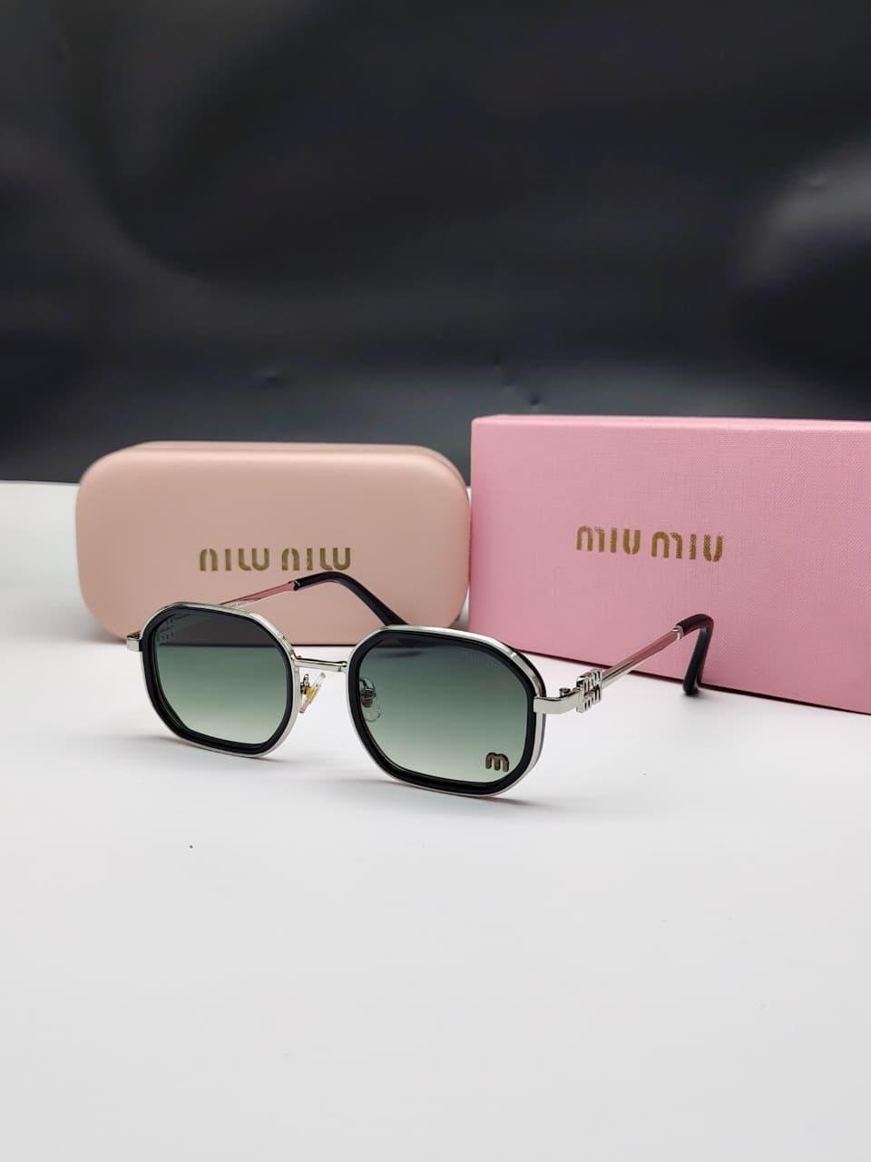 نظارات شمسية ميو ميو فضية وسوداء بإطار هندسي مستطيل وعدسات زتي/رمادي متدرج Miu Miu Silver & Black Rectangular Green Gradient Sunglasses