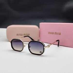 نظارات شمسية ميو ميو ذهبية وسوداء بإطار هندسي مستطيل وعدسات بنفسجي/وردي متدرج Miu Miu Gold & Black Rectangular Purple Gradient Sunglasses