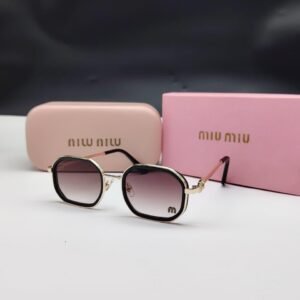 نظارات شمسية ميو ميو ذهبية وسوداء بإطار هندسي مستطيل وعدسات بنية/رمادية متدرجة Miu Miu Gold & Black Rectangular Brown Gradient Sunglasses